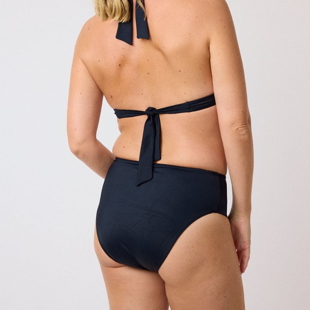 maillot de bain noir ensemble deux pièces porté par une femme de dos