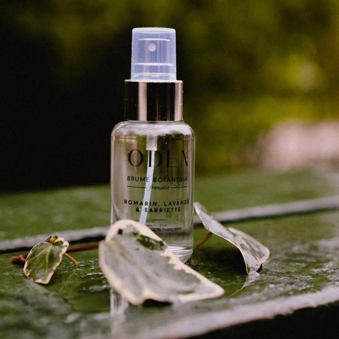 Spray brume botanique produit français au romarin, lavande et sariette contres les impuretés de la marque Oden mouillée avec du lierre