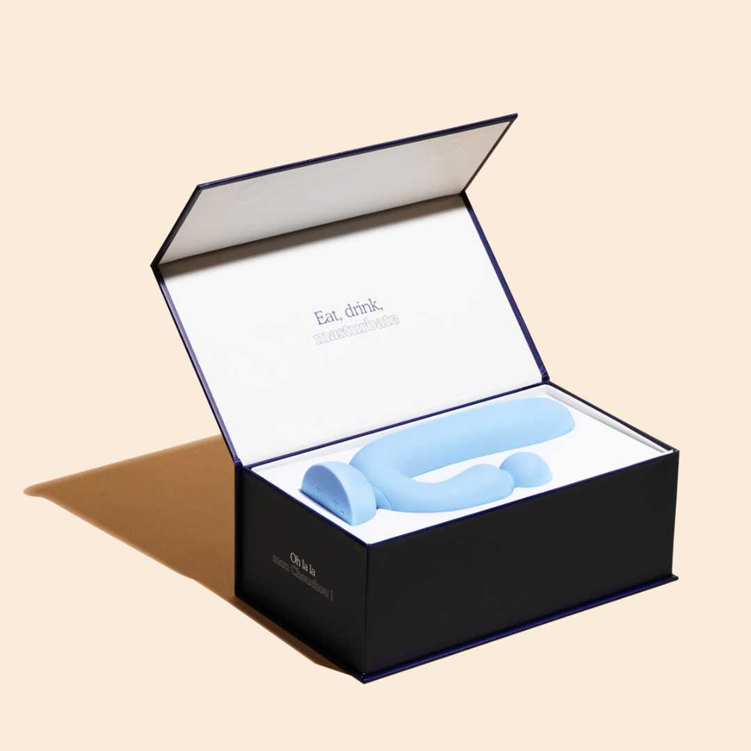 Chouchou bleu ciel, le vibromasseur avec double stimulation interne et externe de Puissante dans sa boîte