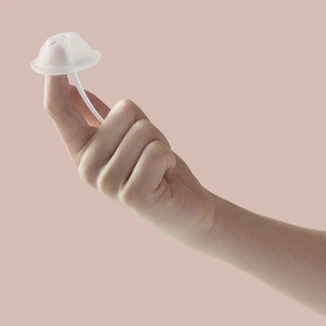 Une personne fait une démonstration de la coupe de conception