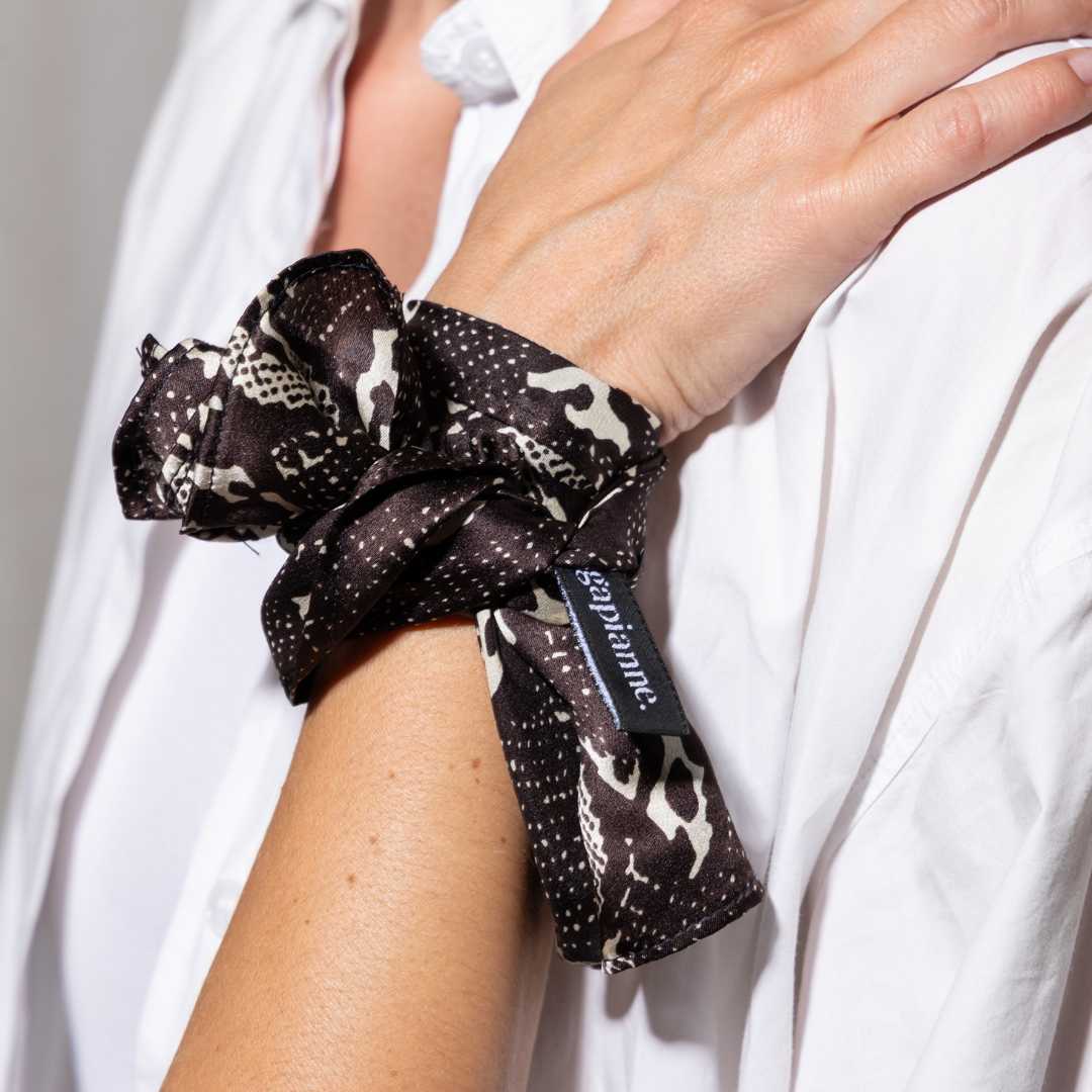 Main avec au poignet le furoshiki reptile de Gapianne comme un bracelet