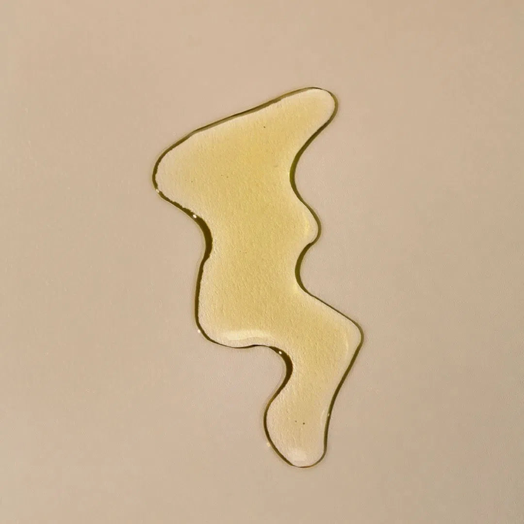 Flaque d'huile de prune de Oden pour peaux sèche qui nourrit la peau en lui redonnant de l'éclat