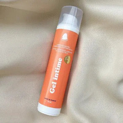 Gel intime lubrifiant naturel de Puissante à base d'eau sur un drap