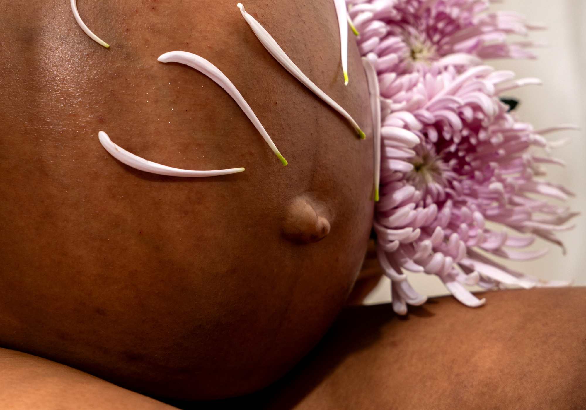 zoom ventre de femme enceinte avec fleurs - projet bébé - gapianne
