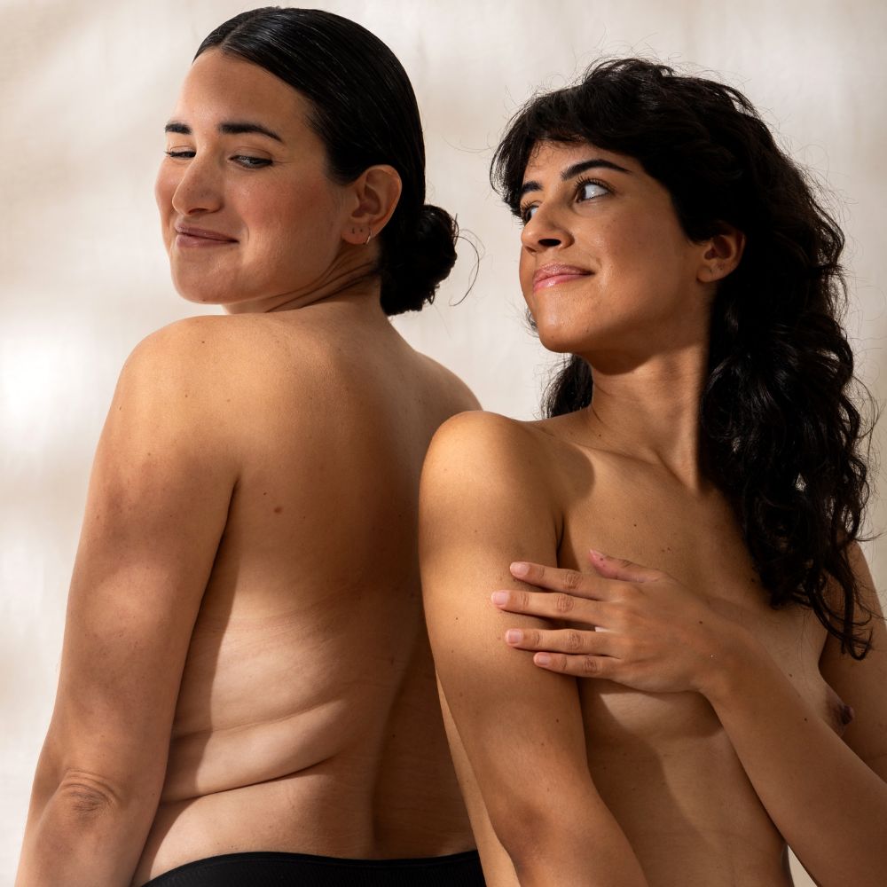2 femmes se regardent avec complicité