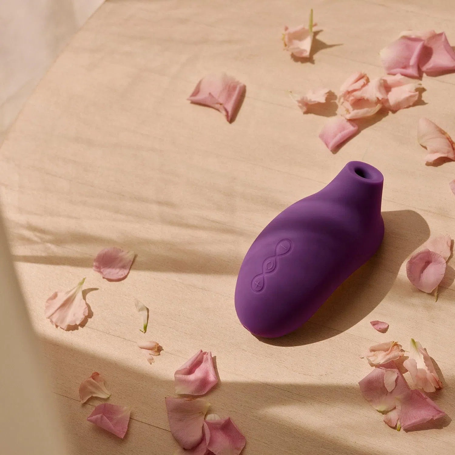 Sona  2 sextoy clitoridien sonique violet avec des pétales de rose