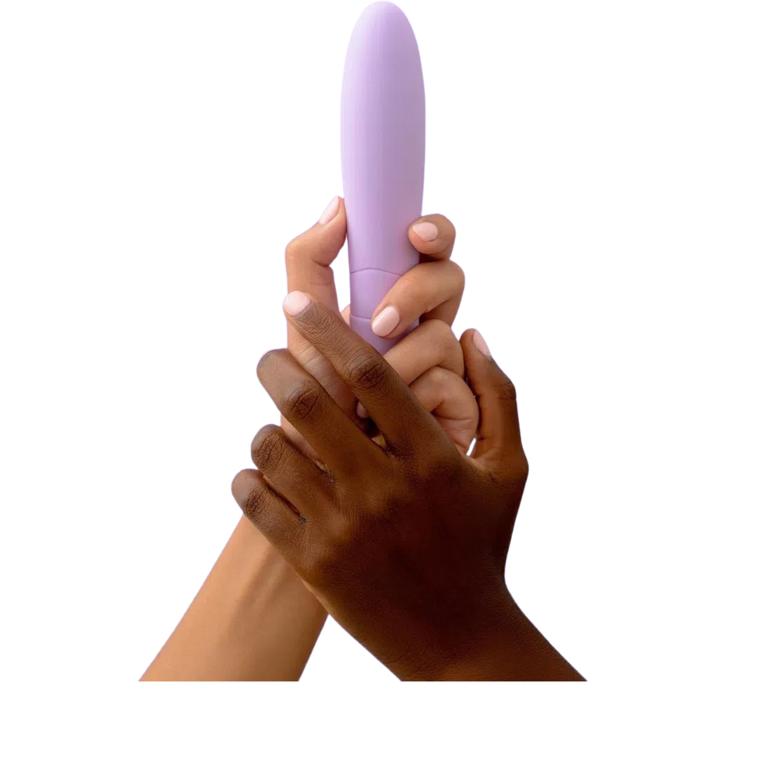 Deux mains qui tiennent le vibromasseur clitoridien