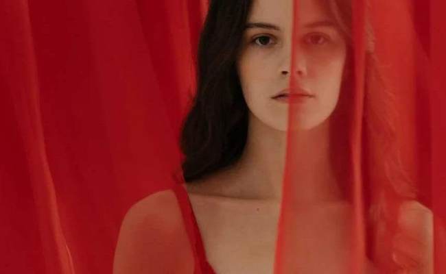 image femme drapé rouge règles cycle menstruel gapianne article éducatif