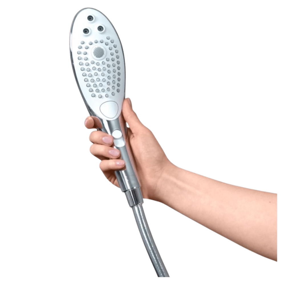 Main qui tient le pommeau de douche 2 en 1 de chez Womanizer qui stimule le clitoris