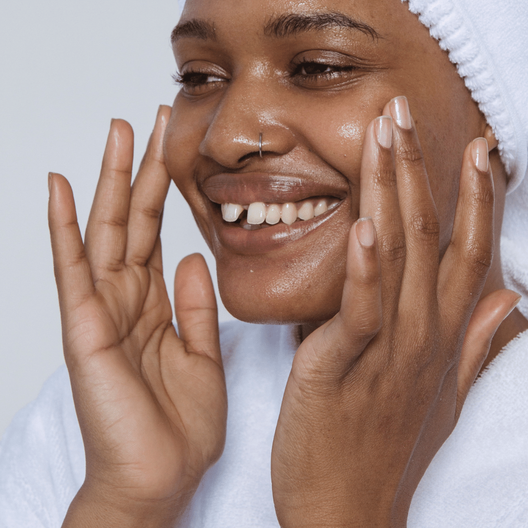 Femme qui applique sur son visage un soin du coffret de soin