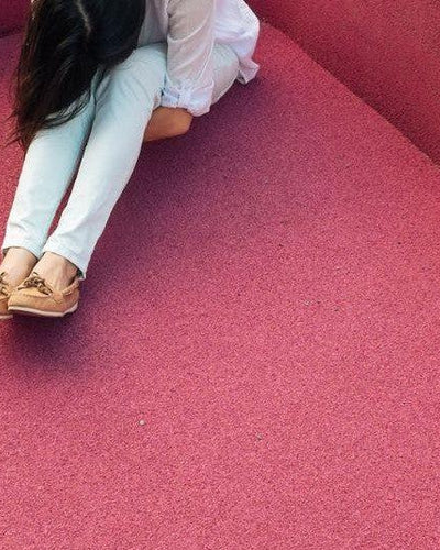 Une femme souffrant de dysménorrhée se recroqueville sur elle-même à cause de douleurs menstruelles