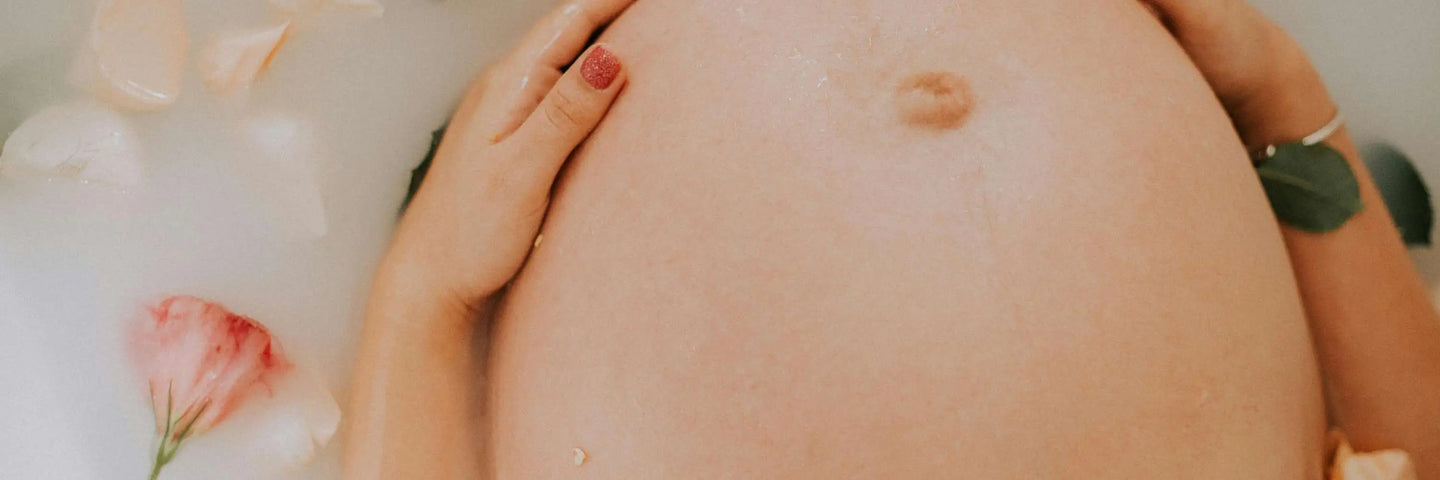 Ventre femme enceinte dans son bain 