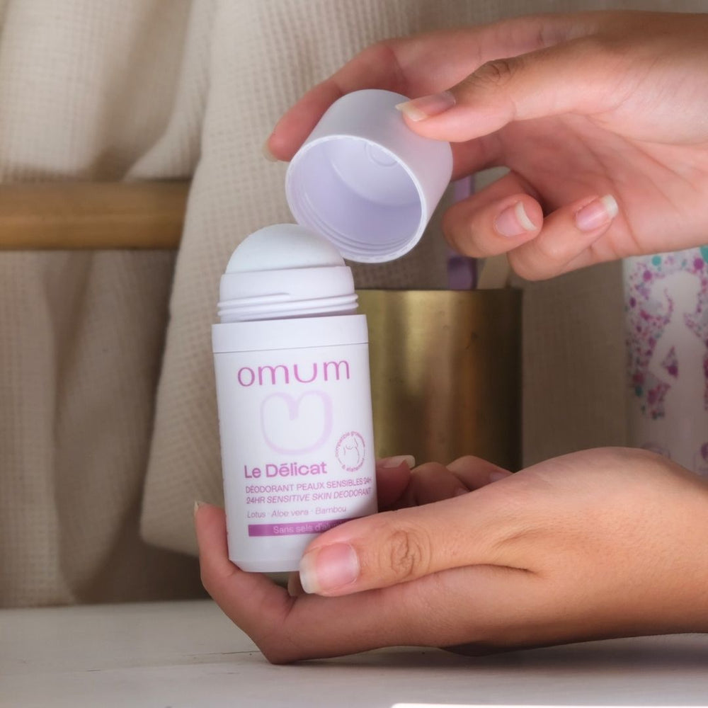 Le déodorant naturel d'Omum sans alcool régule la transpiration sans la bloquer et lutte contre les mauvaises odeurs corporelles