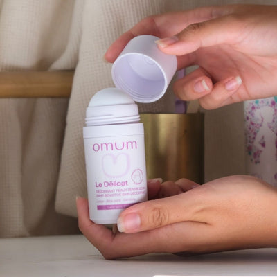 Le déodorant naturel d'Omum sans alcool régule la transpiration sans la bloquer et lutte contre les mauvaises odeurs corporelles