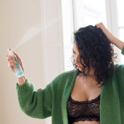 Une lotion anti chute cheveux pour stimuler la pousse, efficacité visible dès 45 jours. La chevelure retrouve force, vitalité et densité - Omum