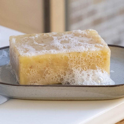Le savon surgras d'Omum permet de nettoye, d'hydrater et de protéger la peau tout en douceur