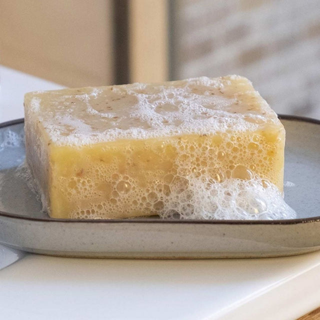 Le savon surgras d'Omum permet de nettoye, d'hydrater et de protéger la peau tout en douceur