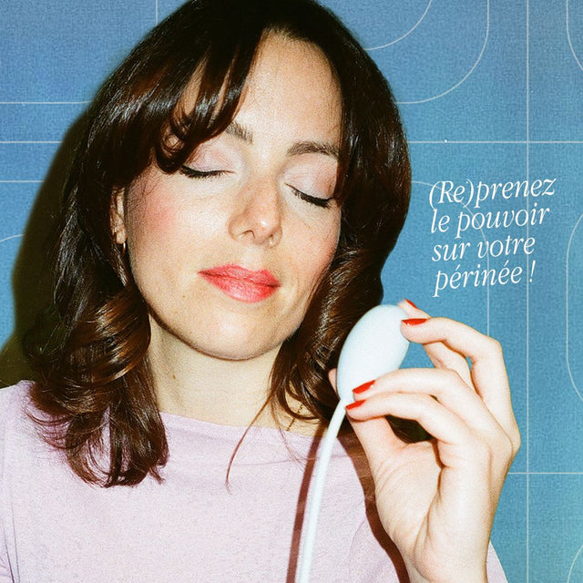 femme qui porte une boule de kegel dans la main