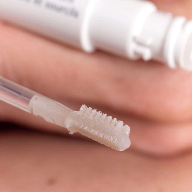 Meme - sérum cils et sourcils formulé pour renforcer et densifier vos cils et sourcils.