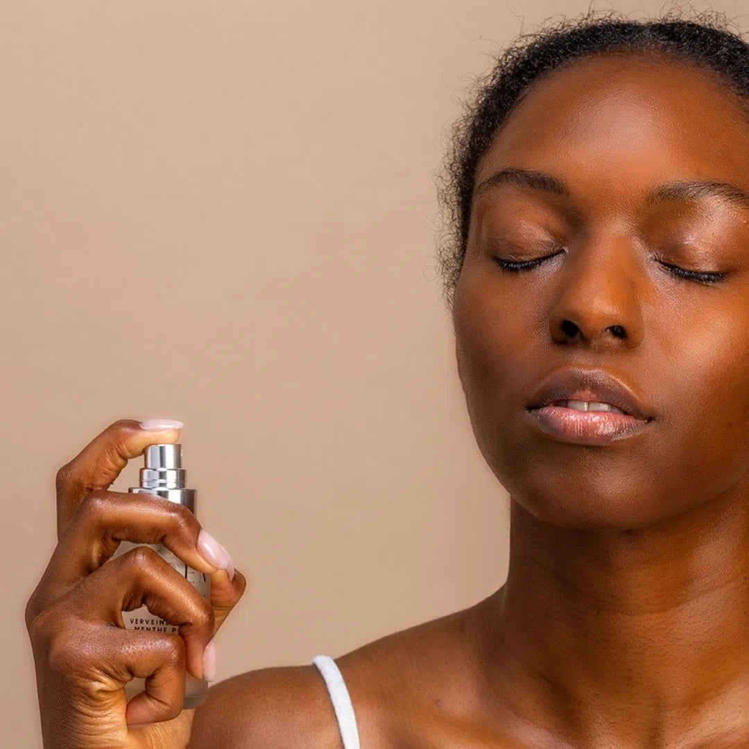 Femme qui utilise sur son visage la brume naturelle hydratante et revitalisante pour apaiser les rougeurs des peaux sensibles  de Oden