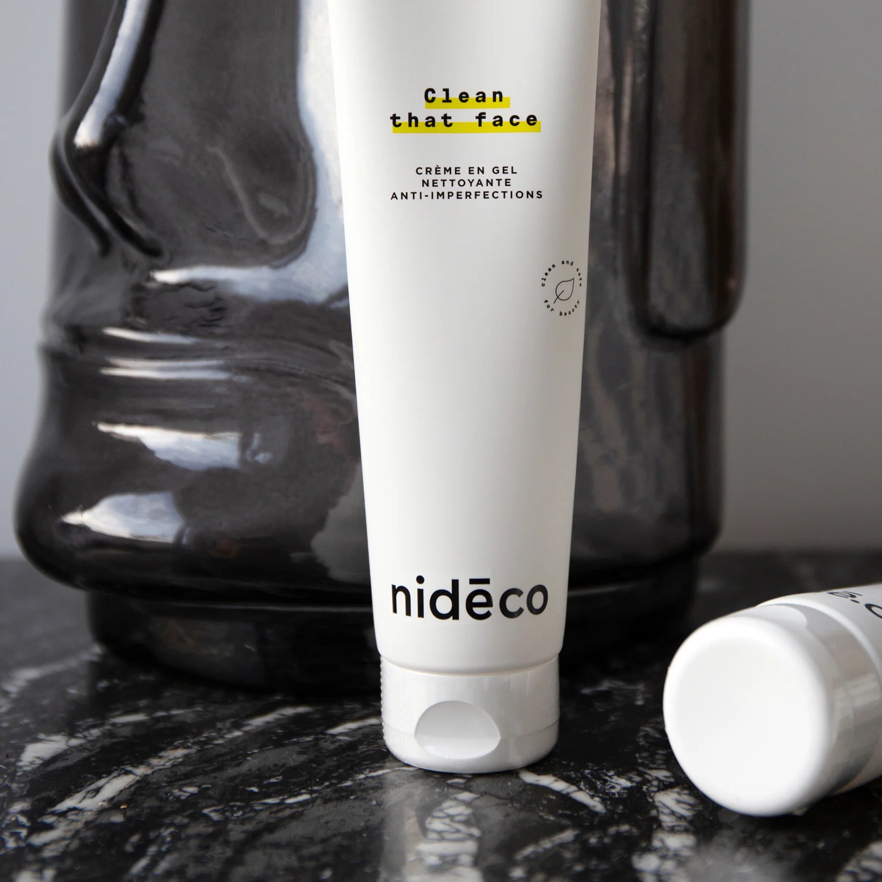 Clean that face gel nettoyant et rééquilibrant pour le visage anti-imperfections de NIdéco dans de la mousse