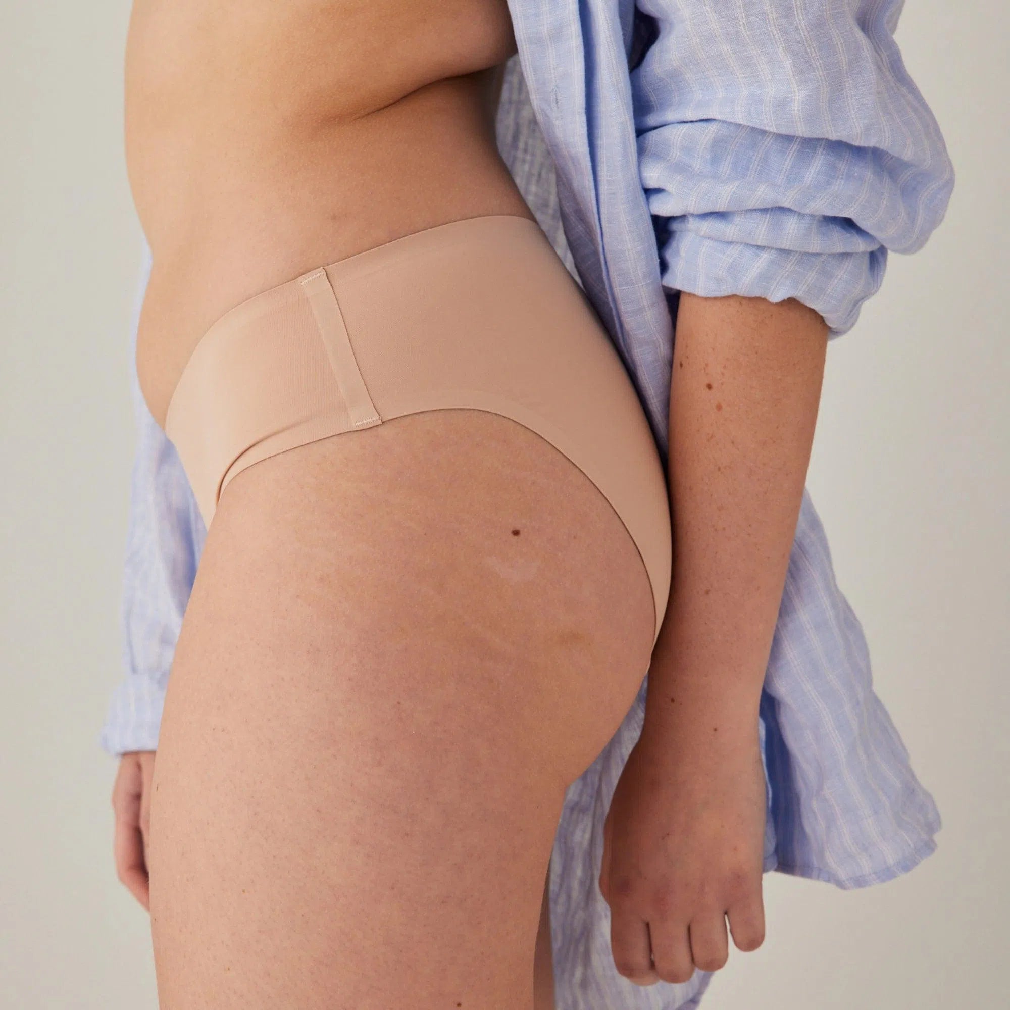 culotte menstruelle smoon beige portée par une mannequin de profiil