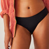 femme de face qui porte une culotte menstruelle smoon noire flux moyen