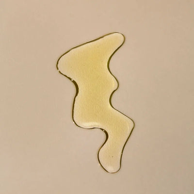 Flaque d'huile de prune de Oden pour peaux sèche qui nourrit la peau en lui redonnant de l'éclat