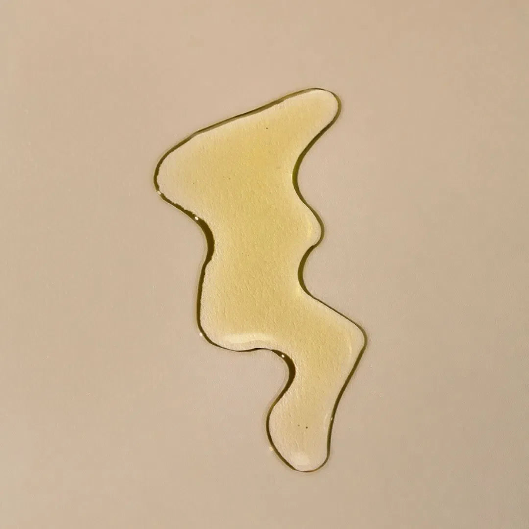 Flaque d'huile de prune de Oden pour peaux sèche qui nourrit la peau en lui redonnant de l'éclat
