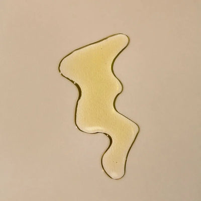 Flaque d'huile de prune de Oden pour peaux sèche qui nourrit la peau en lui redonnant de l'éclat