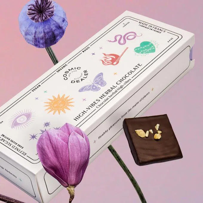 Boîte de 7 chocolats sans sucre avec un chocolat à côté ayurvédique de Cosmic Dealer