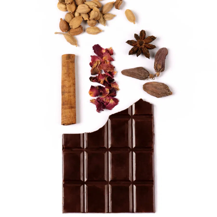 Ingrédients tablettes 100% cacao aux Chai et Rose de Cosmic Dealer