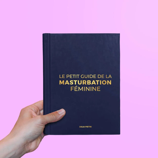 Main qui tient le petit guide de la mastrubation féminine de Julia Pietri