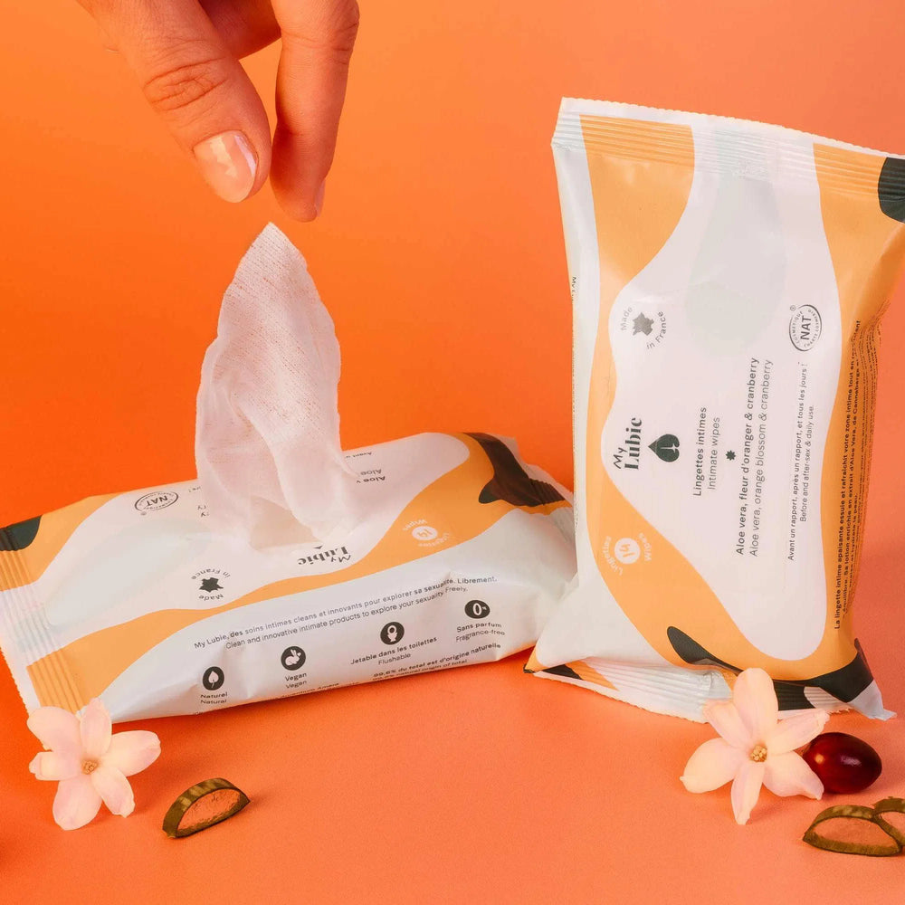 Une main qui tire une lingette d'un des deux paquets de lingettes naturelles pour une hygiène intime de My lubie