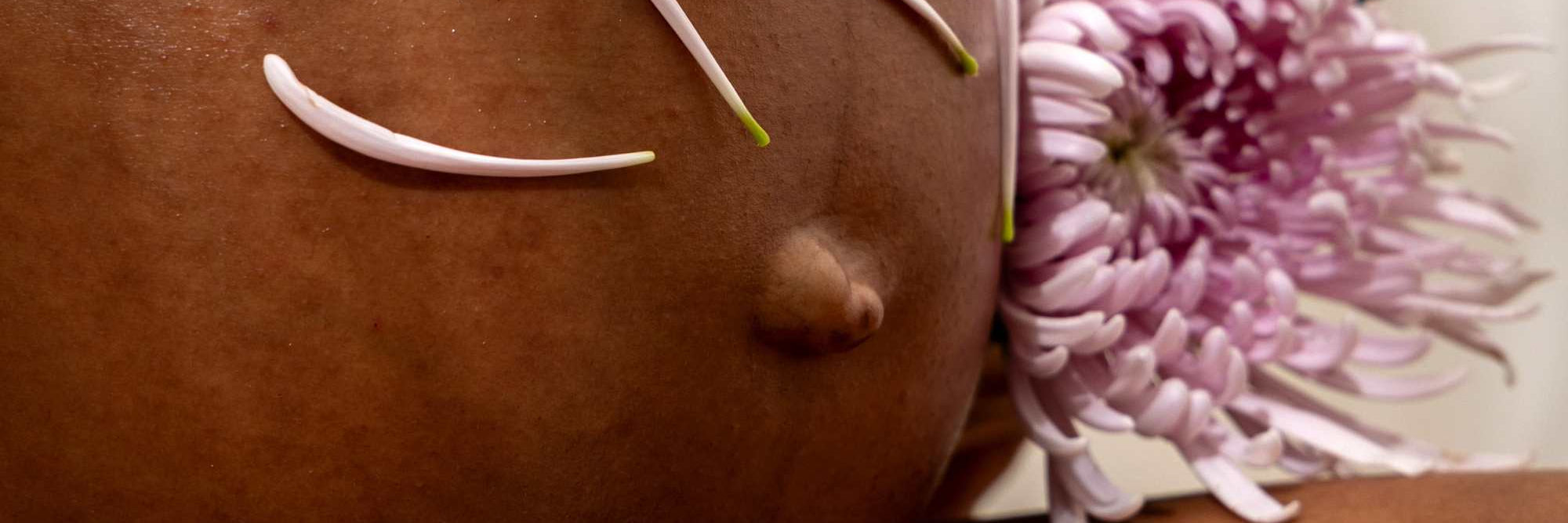 zoom ventre de femme enceinte avec fleurs - projet bébé - gapianne