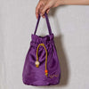 Main qui tient un sac Mamatich aubergine avec Boobs de Gapianne