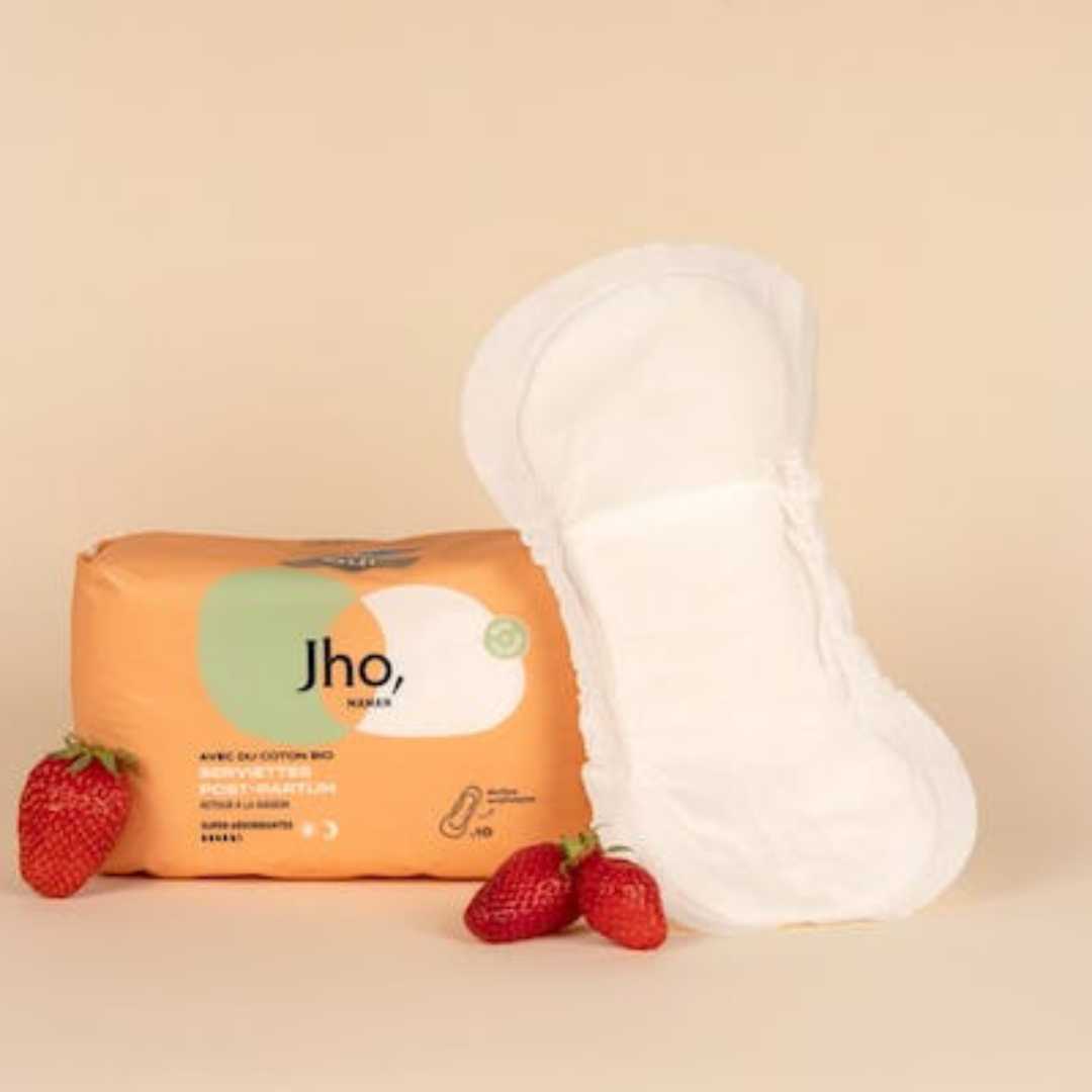 La serviette post-partum de Jho avec des fraises et son packaging