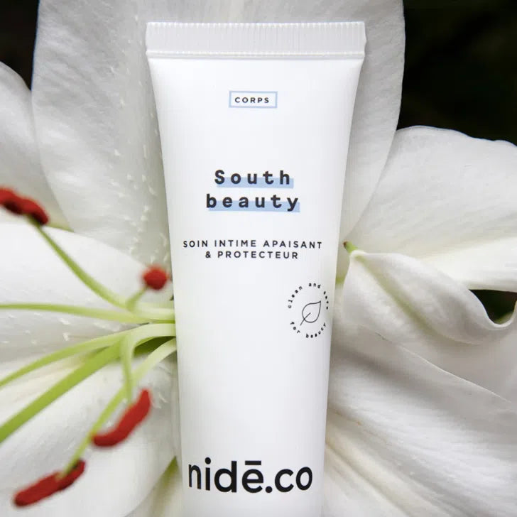 Tube gel intime apaise et protège contre sécheresse vaginale South beauty de Nidéco dans une fleur