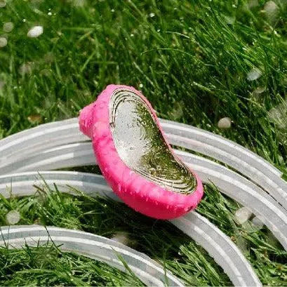 Sona  2 sextoy clitoridien sonique waterproof rose mouillé dans l'herbe